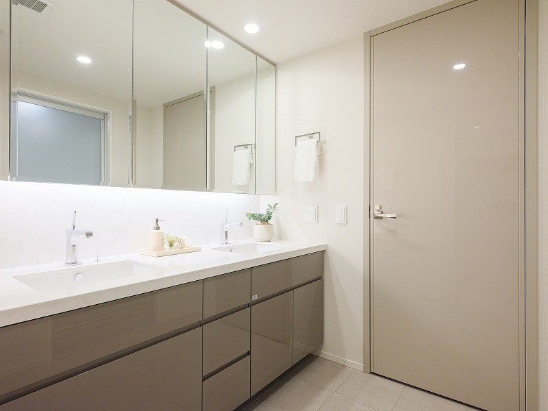 大きな鏡が印象的なラグジュアリーな洗面室です。ホテルライクな2ボウルの洗面化粧台も実用的で魅力があります。