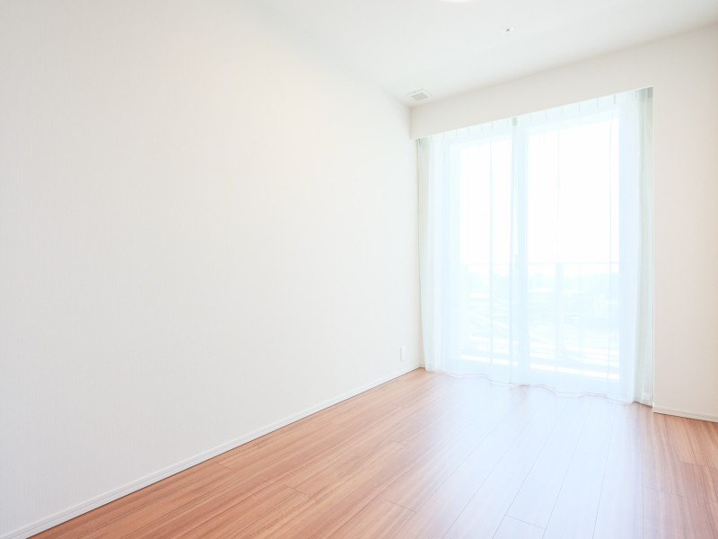 南向きの大きな窓のある、明るい洋室2です。心地よい光と風を運んでくれる、おだやかな空気に纏われたお部屋です。