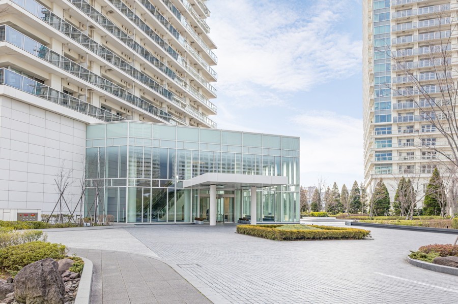 高級感と気品が溢れるエントランスです。コンシェルジュサービスやフィットネスルーム、キッズスペースなど充実の共用施設があります。