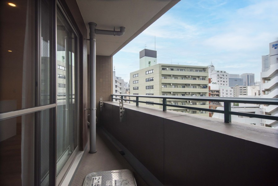バルコニーは物干し金物付き、天気の良い日には洗濯物がしっかりと乾きそうです。.jpg