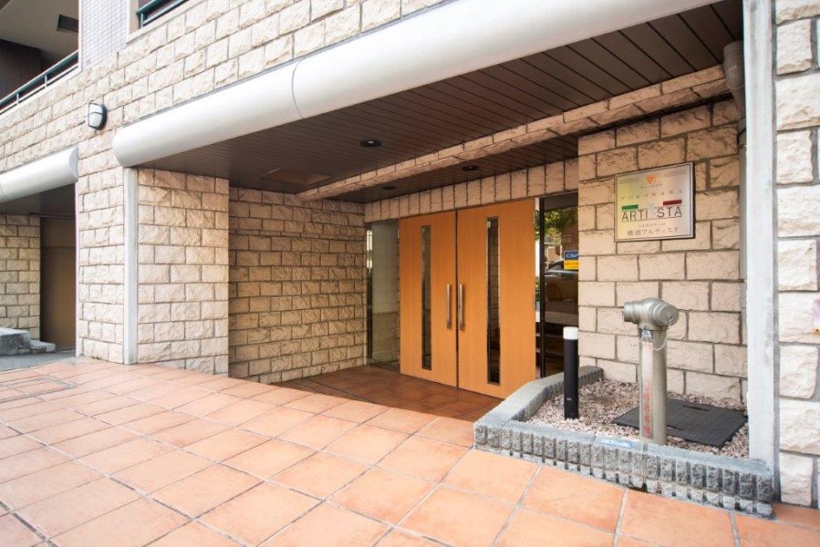 高級感と気品が溢れるエントランスです。時代に左右されず、将来にわたって価値が継続する「上質」な佇まいです。