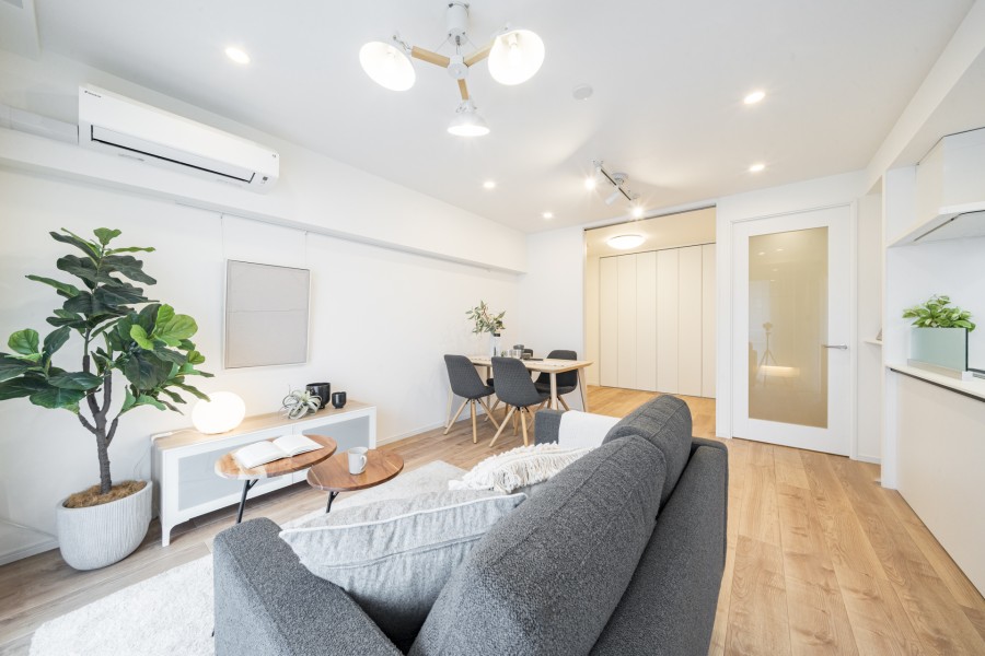 足ざわりの良い床材を使用したリビングダイニング。素足で歩きたくなる質感です。