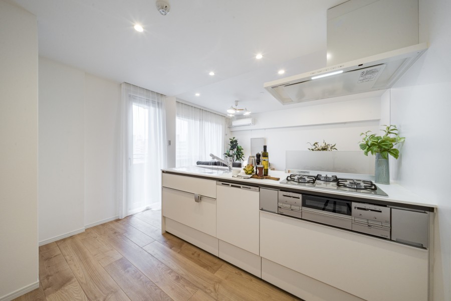 収納豊富で作業スペースもゆったりとしたLIXIL製システムキッチンを新規設置。ホワイトの清潔感あるキッチンです♪