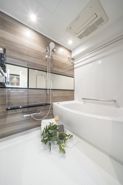 木目調のパネルがくつろぎと高級感を醸し出します。浴室をより広く見せる効果がある横長ミラーを採用。くつろぎのリラクゼーションタイムを心行くまでお楽しみいただけます。