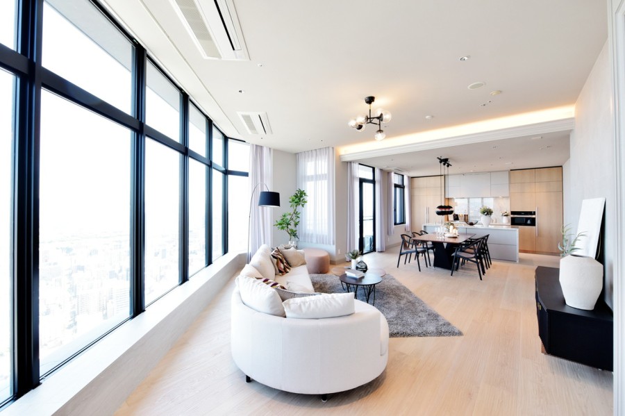 50階部分、大川と大阪城を臨む北東角住戸です。LDKは約34.6帖、床暖房完備で冬も快適にくつろげます。一面のハイサッシのダイレクトウインドウから大阪の街を見渡すパノラマビューが楽しめます。ヴィンテージフロアですので天井高は2.7ｍ以上です。