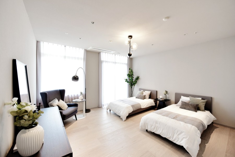 洋室1（約13.0帖）は広々としたウォークインクローゼットを備え付けた贅沢なプライベートスペースです。ベッドを置いてもゆったりと過ごせる余裕のある居室が魅力的です。