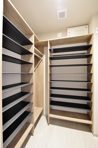 玄関には大容量のシューズインクローゼットを設置しました。高さを調整できる棚にハンガーパイプも設置していますので、アウターやレイングッズなども収納しやすい工夫がされています。