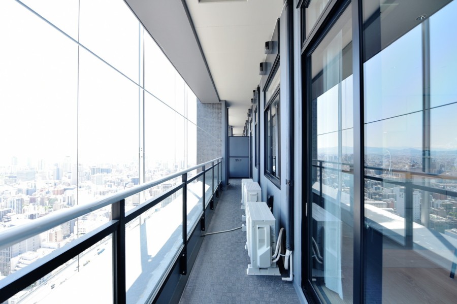 50階部分、前面を遮るものの無い開放感あふれるスペースです。歴史を守りつつ発展を続ける大阪の街を身近に感じる眺望、その街にそびえるランドマークに住まうステータスを感じることができます。