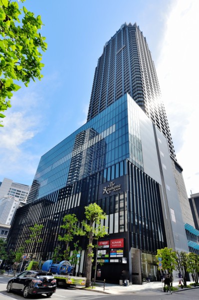 大阪メトロ堺筋線北浜駅直結の54階建てタワーレジデンスです。地下1階から地上6階までは商業施設を併設しており、ショッピング施設、クリニック、フィットネスクラブなどが営業しています。共用施設も充実しており、ペット足洗い場、コンシェルジュカウンターなどを備えています。