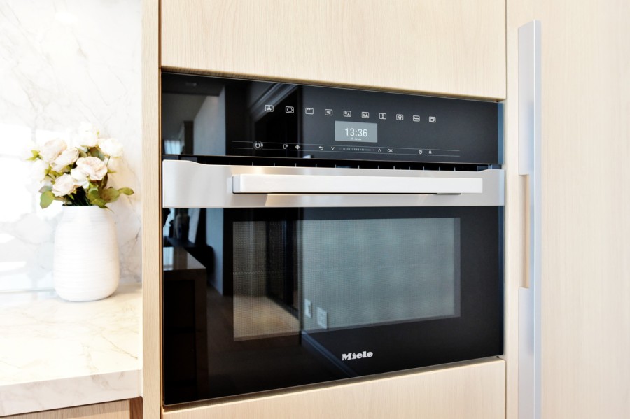 ドイツのミーレ製の電子レンジ機能付きオーブンを設置しました。レンジとオーブンを組み合わせた調理モードなどを搭載しており、様々な料理を手軽に調理できます。大型ディスプレイでスマートなお部屋にピッタリです。