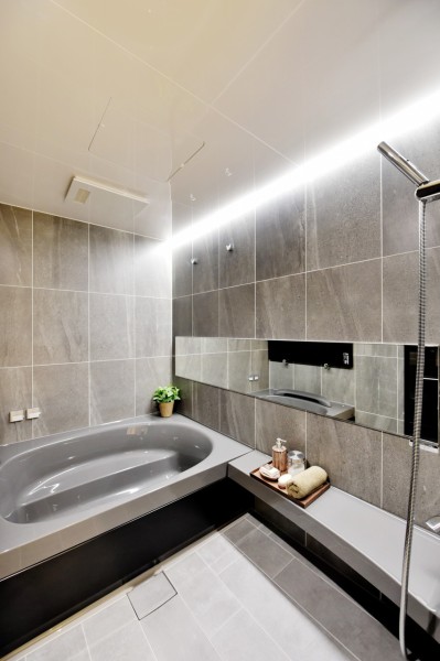 1624サイズのLIXIL製SPAGEを採用しています。ゆったりと体を包み込むグランフィット浴槽を採用し、リラックスしたプライベートタイムをお楽しみ頂けます。浴室暖房乾燥機完備です。