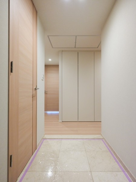 住まいの顔となる玄関ホールは、キャリーバッグやベビーカー等の移動も快適に叶うゆとりある空間です。玄関を入ってすぐ左手にシューズインクローゼットがございます。
