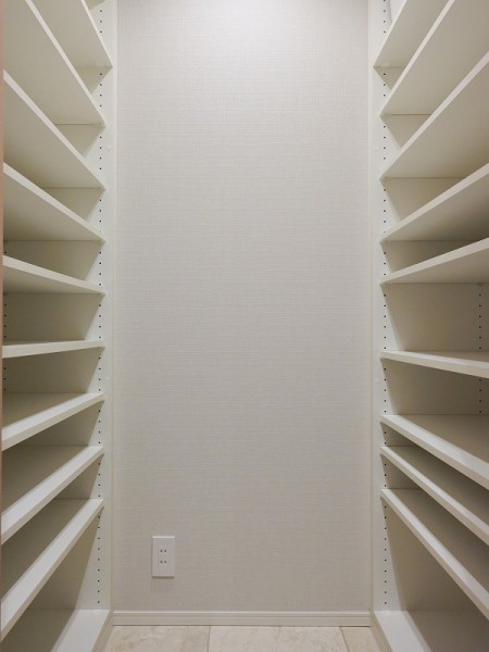 ご家族の分をたっぷりと収納可能なシューズインクローゼットです。棚板は可動式の為、シューズだけでなく、防災グッズやアウトドア用品も保管できますね。