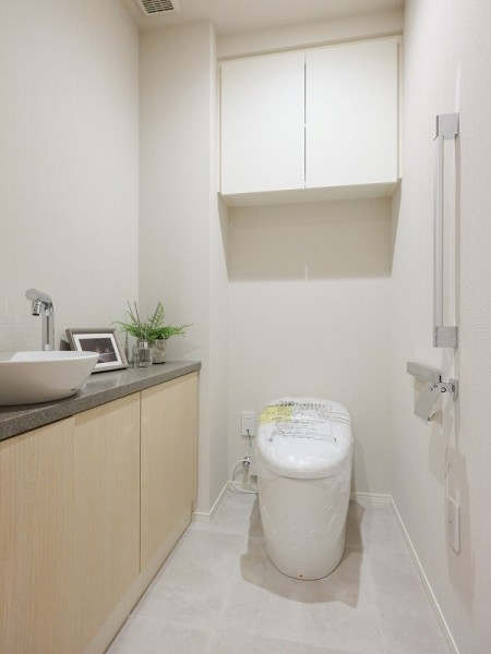 上品さが宿るレストルームにはスマートなタンクレストイレ、手洗いカウンターが備わっています。扉収納があり、ペーパー類のアイテムもしっかりと収納いただけます。