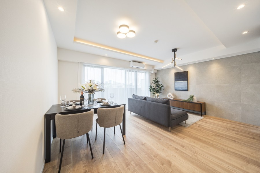 開口部の大きな窓から心がほっとするような明るい自然光が差し込み、穏やかな毎日をお過ごしいただける空間です。