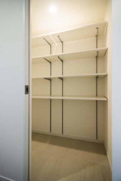 フットライトと人感センサーライトを設置した玄関です。収納力のあるシューズボックスも備え付けましたので玄関もすっきり保てます。