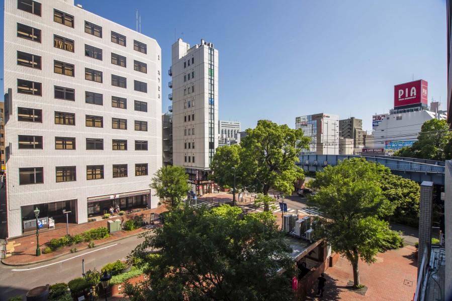 バルコニーからは洗練された都市機能の豊かさを湛えた眺望を望めます。飽きのこない窓辺からの光景を愉しむことができます。