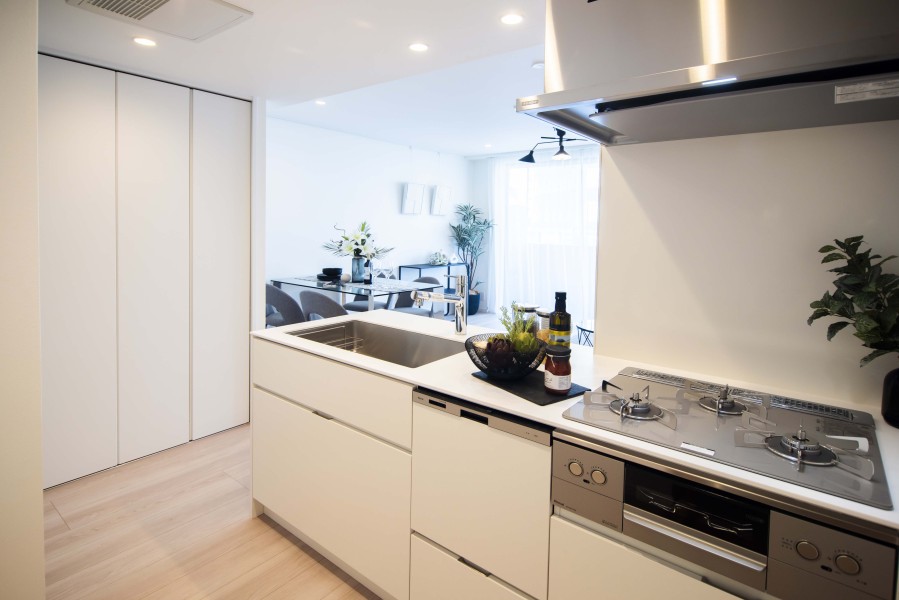 キズや汚れに強く、色が染み込みにくい人工大理石トップキッチンで毎日のお手入れが簡単です。