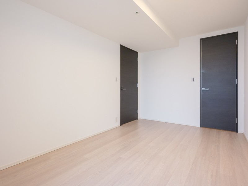 約8帖の洋室1はウォークインクローゼット付きのプライベート空間です。凹凸が少なく、大きな家具も配置しやすいため、主寝室におすすめです。