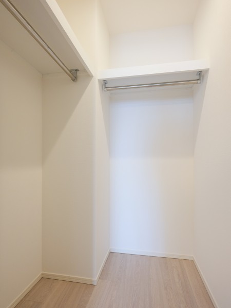 ウォークインクローゼットは奥行きがあり、衣類はもちろんキャリーバッグなどの大きな荷物も収納いただけます。