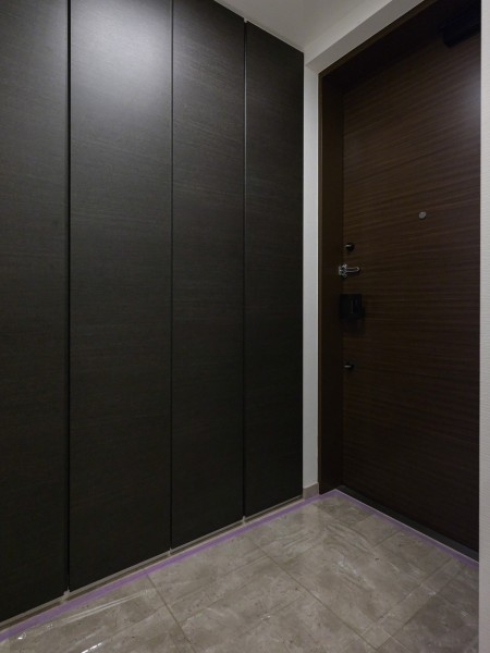 住まいの顔になる玄関は、落ち着いた品格を感じます。天井までの高さがあるシューズボックス付きなので、玄関をすっきり綺麗に保てます。