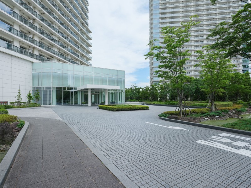 高級感と気品が溢れるエントランスです。コンシェルジュサービスやフィットネスルーム、キッズスペースなど充実の共用施設があります。