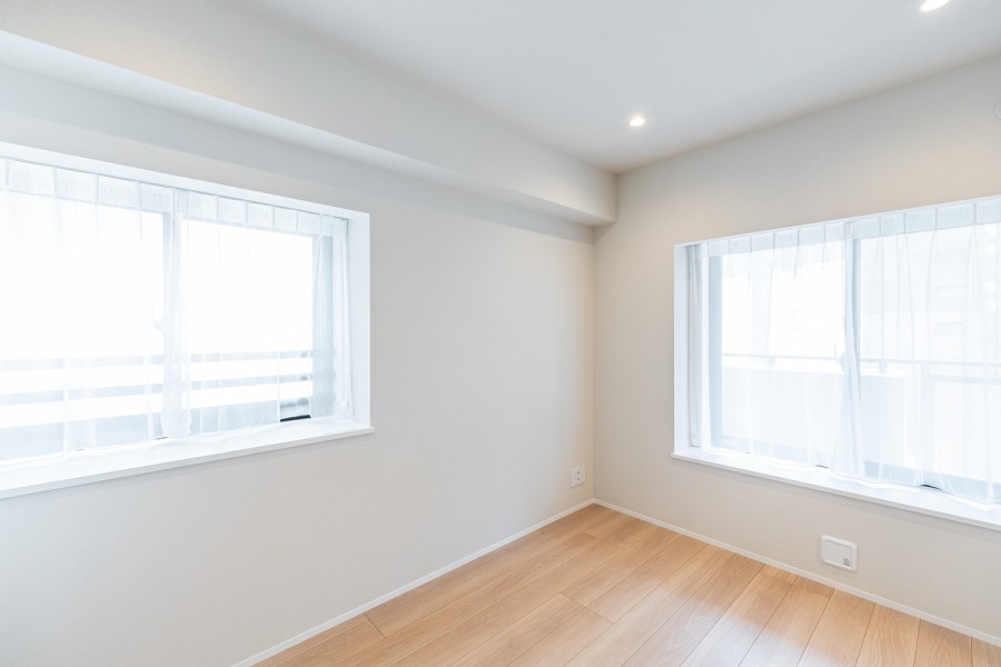 東南向きの二面採光ならではのたっぷりの光と風を運んでくれる明るい洋室3です。普段は引き戸を開放し拡張リビングとして使ったり、フレキシブルにお使いいただけます。