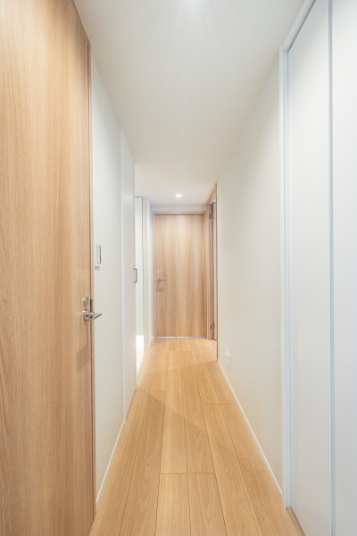 ゆとりのある廊下には収納を備え付けました。明るい廊下スペースは家族の「おかえり」「ただいま」が行きかう心温まる空間です。