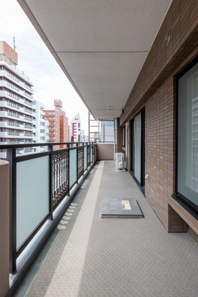 約16m²のゆとりあるバルコニーは、暮らしに大切な光と風をめいっぱい感じることができる空間です。清らかで穏やかな時間が流れます。