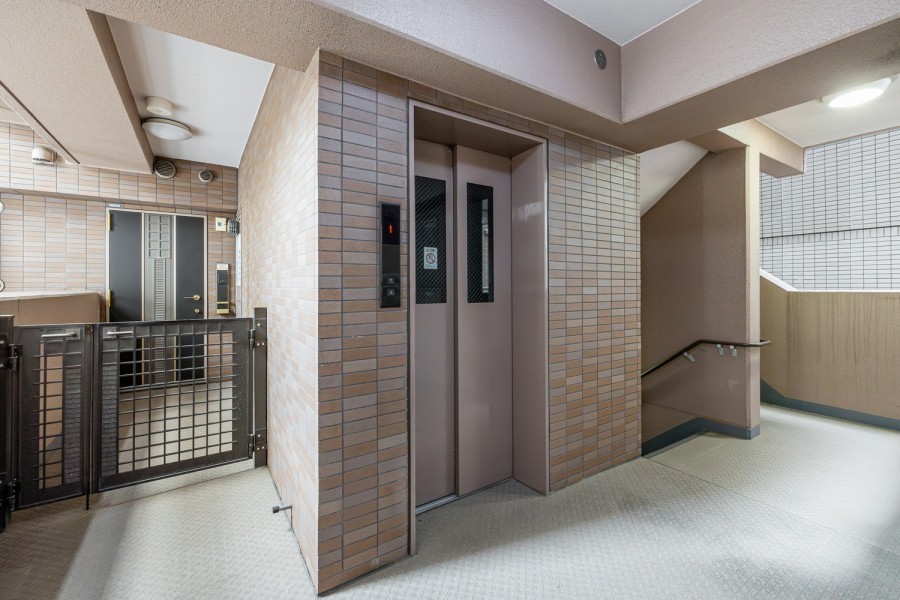 玄関前には、専用ポーチが付いています。共用廊下から門扉で仕切られているので、プライバシーが守られ、防犯面でも安心です。