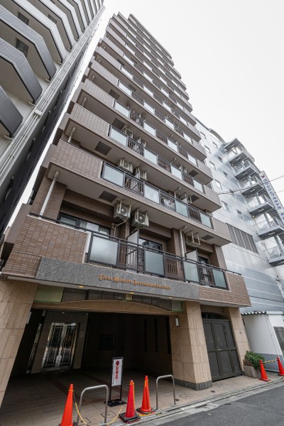 歴史と情緒が色濃く残る「台東区浅草」アドレス。雷門や仲見世通りまで約190mの立地で、日常に便利さと華やぎを添えます。