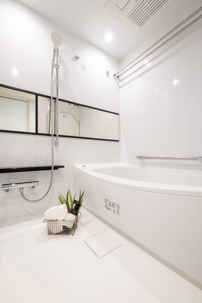 毎日のバスタイムを贅沢に、豊かにしてくれるバスルームです。ゆったりとくつろげる空間で、身体も心も癒されます。暖房・涼風・換気・乾燥機能付きで1年中快適です。