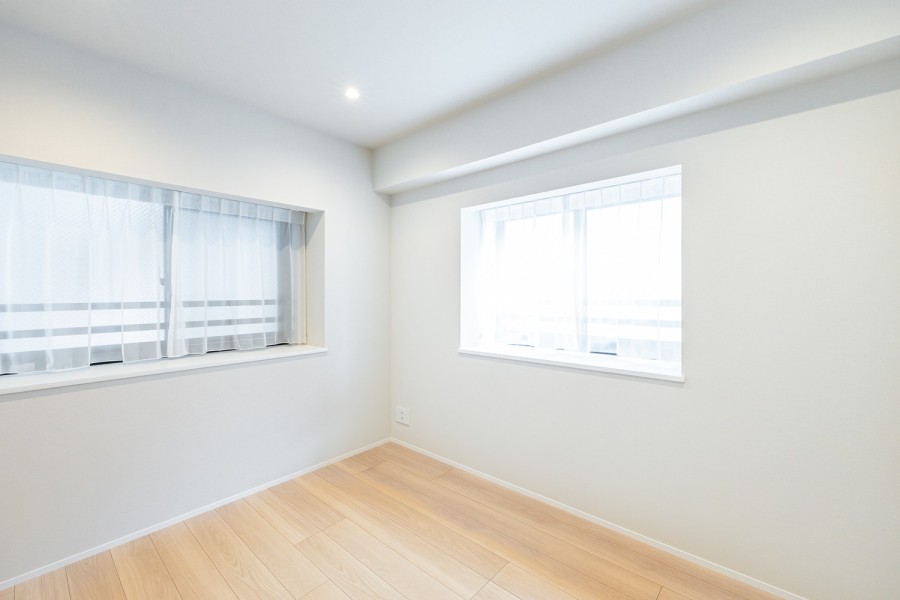 約5.8帖の洋室1は、廊下からアクセスするプライベート性が高いお部屋です。温もりを感じるフローリングやホワイトで統一された壁紙がやわらかい雰囲気を演出してくれます。