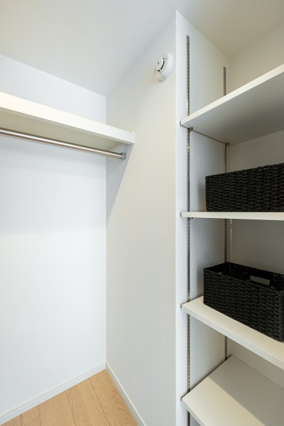 ウォークインクローゼットにはハンガーパイプ、可動棚が備わっているため、衣類や小物類も収納しやすい設計です。