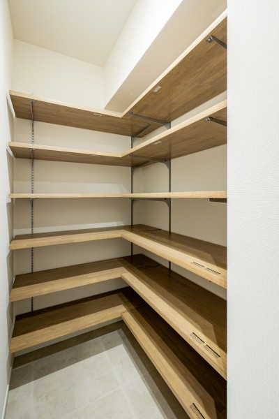 豊富な可動式棚を備え付けたゆとりあるシューズインクローゼットです。ご家族皆様のシューズはもちろん、レイングッズや非常用グッズも収納可能です。