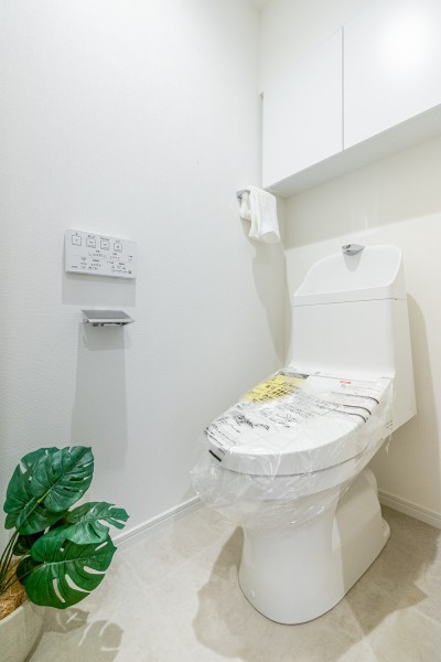 レストルームは清潔感のあるホワイト基調で上品さが宿る空間です。上部吊戸棚収納付きの為、足元スペースもすっきりと保つことができます。