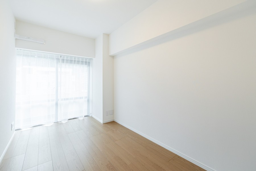 約5.8帖の洋室1はバルコニーに接続する開放空間です。大きなウォークインクローゼット付きで居住スペースを広々とお使いいただけます。