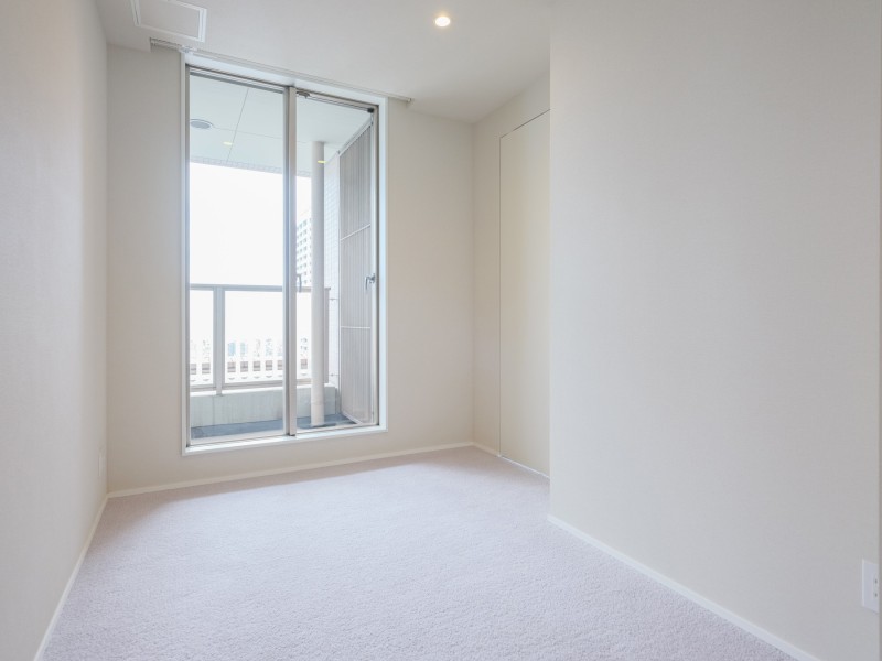 約5.5の洋室3は、リビングに隣接しながらもテレワークや読書など落ち着いた時間を過ごすのにもぴったりなお部屋です。