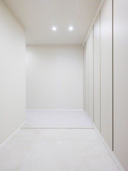 玄関とシームレスに繋がった廊下部分です。段差が小さいので、移動や荷物の運び入れがしやすく、快適です。