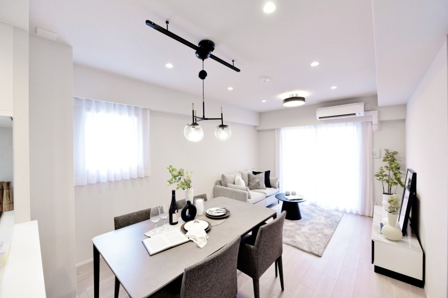 南向きで明るい自然光が差し込む6階部分の南東角住戸です。二面採光で陽当り・眺望・通風良好です。シンプルでどんな家具とも馴染みが良い内装に仕上げていますのでインテリアを選ぶのも愉しんでいただけます。