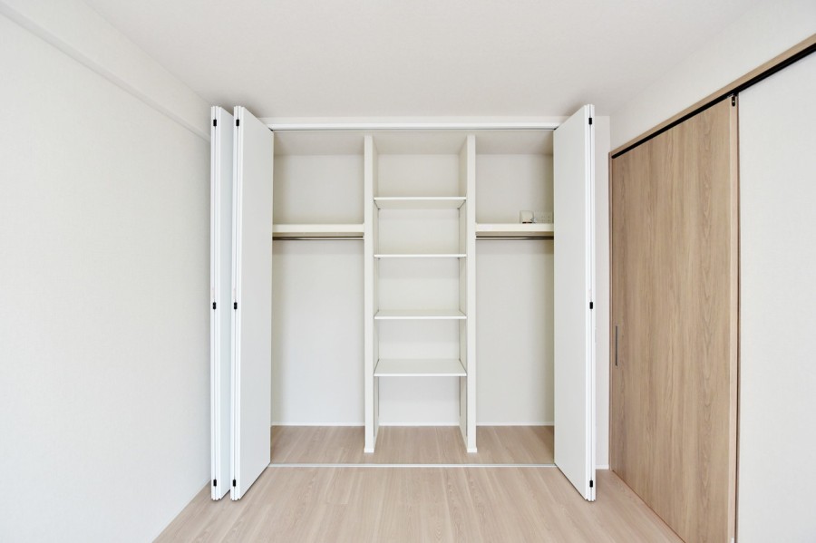 洋室1にはハンガーパイプに棚を設置したクローゼットを備え付けました。小物からお洋服まで収納しやすく、居室を広くご使用頂けます。