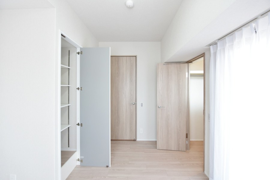 バルコニーと東側の窓の2面採光の洋室2（約5.5帖）です。東の方向には東山連峰を望む眺望が広がり、五山の送り火（大文字）を鑑賞できます。