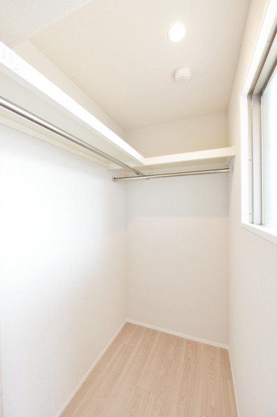洋室2には大容量のウォークインクローゼットを備え付けました。ハンガーパイプに枕棚を設置していますので、かさばりがちなアウターや季節ものの家電などもたっぷり収納出来ます。窓がありますので、自然の光が入ります。