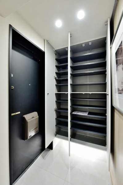 玄関には天井までの高さがある大容量の玄関収納を備え付けました。靴だけでなく、お出かけの際にサッと取り出したいレイングッズや、ペットのお散歩用品なども収納でき便利です。