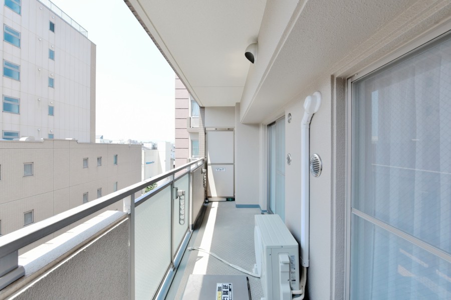 南北両面バルコニーで陽当り・通風良好です。室内に心地の良い風と光を運んでくれます。6階部分で、お洗濯物も気持ちよく干せそうです。