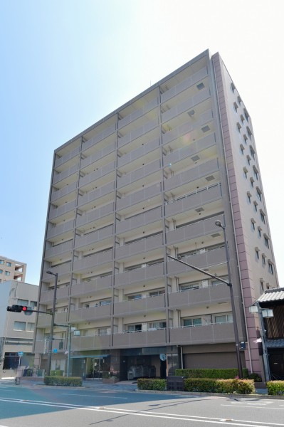 地下鉄京都市役所前駅から徒歩7分、京阪線も利用可能で交通アクセス良好です。京都市役所まで約430ｍで、手続き等の際も便利です。鴨川や京都御苑も近く、京都の街を堪能できる立地です。近隣にはコンビニやスーパーも充実しており利便性の良い立地です。