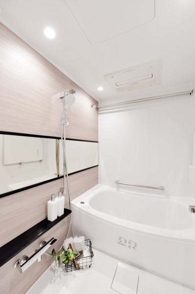 浴室換気乾燥機完備で花粉シーズンや梅雨時のお洗濯物の乾燥、冬場の暖房運転等、一年中快適にご使用頂けます。手すりが付いてますので、小さなお子様からご年配の方にも心地よくお使い頂けます。