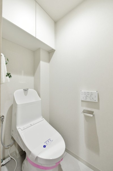 TOTO製ウォシュレット一体型のトイレ新規交換済みです。汚れが付きにくくお掃除しやすい素材や機能が搭載されており、いつも清潔に保てます。