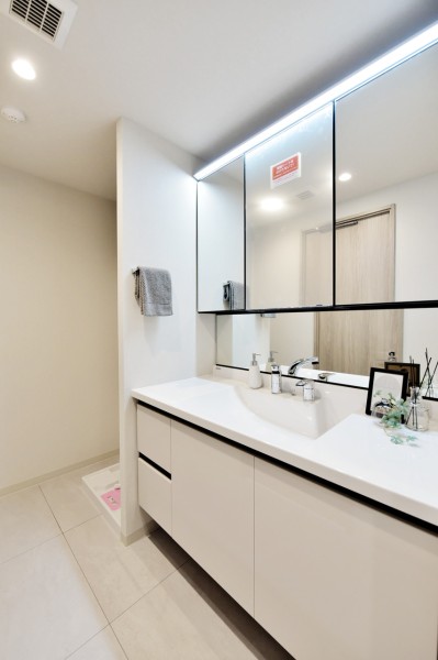 入浴後や朝のプライベートタイムに心地よく使用して頂けるゆったりサイズの洗面台を採用しています。収納もたっぷりですっきりとした空間を保てます。タッチレススイッチ採用で手を触れずに照明をonoffできます。