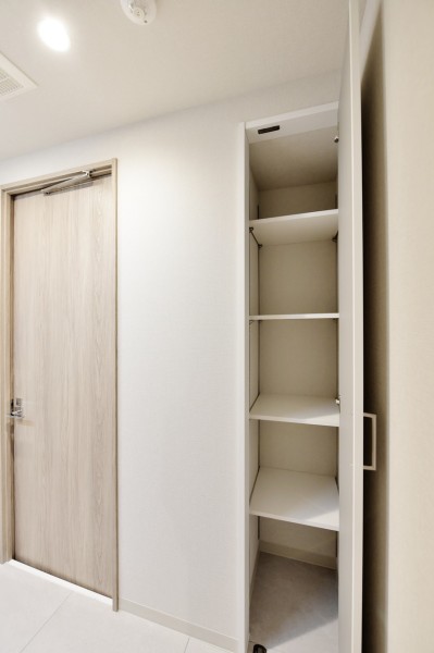 洗面室に収納を造り付けました。扉もありますので、生活感をおさえて、リネン類や小物類を収納できます。収納を置かなくても良いので、スッキリとした空間を維持できます。